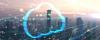 TDMS translogica bietet Ihnen und Ihrer Spedition spezielle Webportale zur Optimierung Ihres logistischen Transportmanagements Auf dem Foto sieht man eine Stadt im Hintergrund und im Vordergrund eine virtuelle Wolke